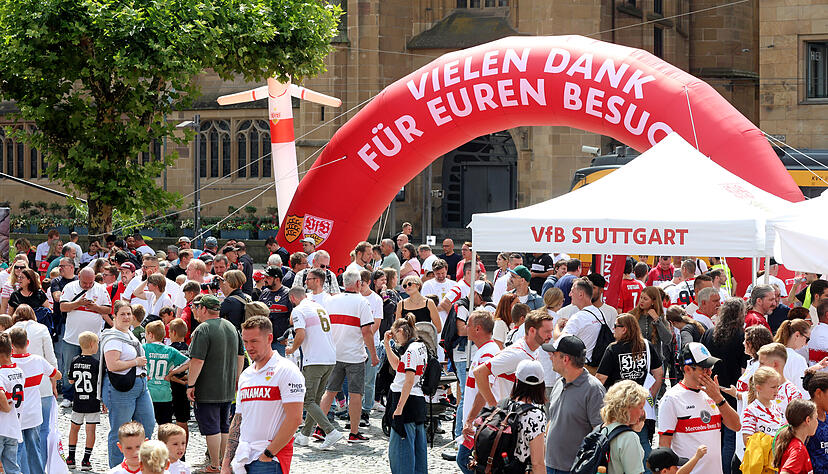 Zur Ländle-Sommertour ist der VfB Stuttgart auf den Heilbronner Marktplatz gekommen. Das Fan-Event musste jedoch unterbrochen werden.