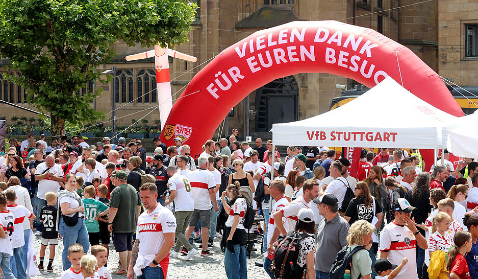 Zur Ländle-Sommertour ist der VfB Stuttgart auf den Heilbronner Marktplatz gekommen. Das Fan-Event musste jedoch unterbrochen werden.