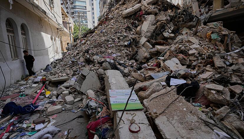 Ein Junge geht an einem zerst&ouml;rten Geb&auml;ude vorbei, das vor einer Woche bei einem israelischen Luftangriff im Zentrum von Beirut, getroffen wurde.