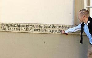 Klosterf&uuml;hrer Daniel Werthwein weist auf den Grundstein hin. Dieser markiert den Beginn des ersten Bauabschnitts des neuen Klosters.
Fotos: Regina Koppenh&ouml;fer