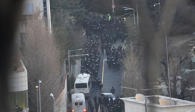 S&uuml;dkoreas suspendierter Pr&auml;sident Yoon Suk Yeol wurde von den Fahndern der Anti-Korruptions-Beh&ouml;rde festgenommen.