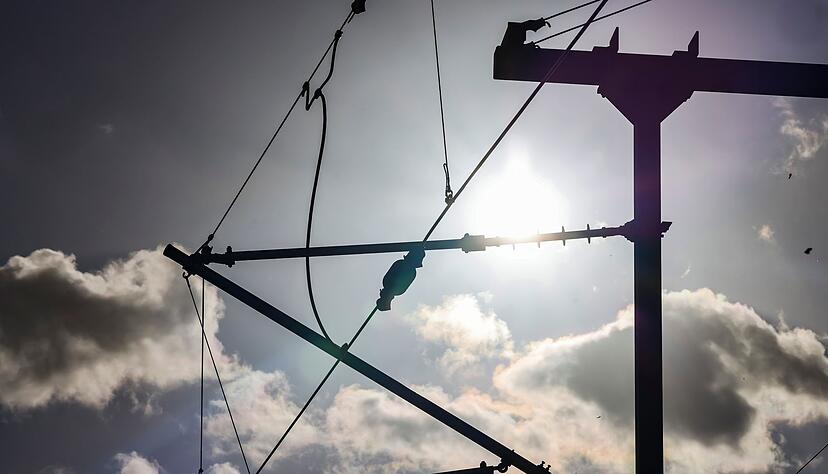 Die Hochrheinbahn bekommt eine durchgehende Oberleitung. (Foto-Illustration)