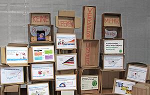 In &Ouml;hringen werden leere Kartons die hohlen Versprechen der Politik in einer Mahnwache darstellen.