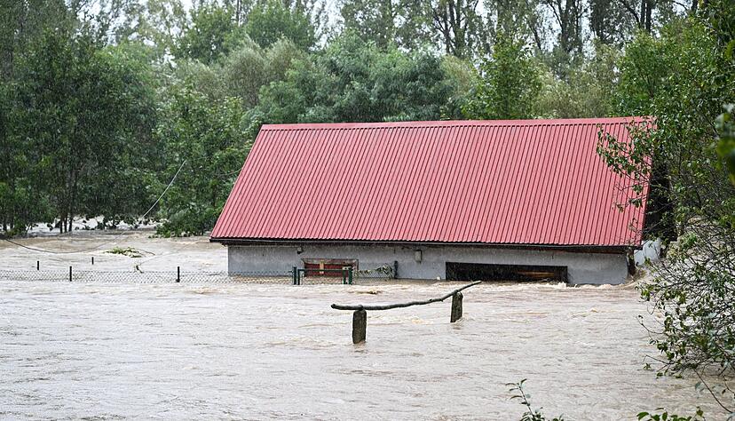 In dem schlesischen Dorf Glucholazy bei Oppeln (Opole) trat der Fluss Biala Glucholaska über die Ufer. In dem schlesischen Dorf Glucholazy bei Oppeln (Opole) trat der Fluss Biala Glucholaska über die Ufer.