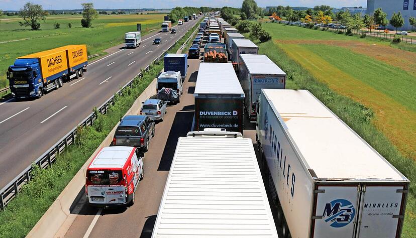 Die A6 durch Hohenlohe ist stellenweise nur provisorisch sechsspurig wie hier bei Waldenburg. Der vollständige Ausbau wird schon seit 2011 geplant. 
Foto: Archiv/Reichert