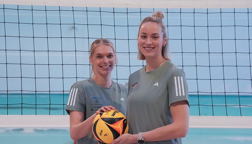 Das Experiment beginnt: Beach-Volleyball-Duo Louisa Lippmann (r) und Linda Bock. Das Experiment beginnt: Beach-Volleyball-Duo Louisa Lippmann (r) und Linda Bock.
