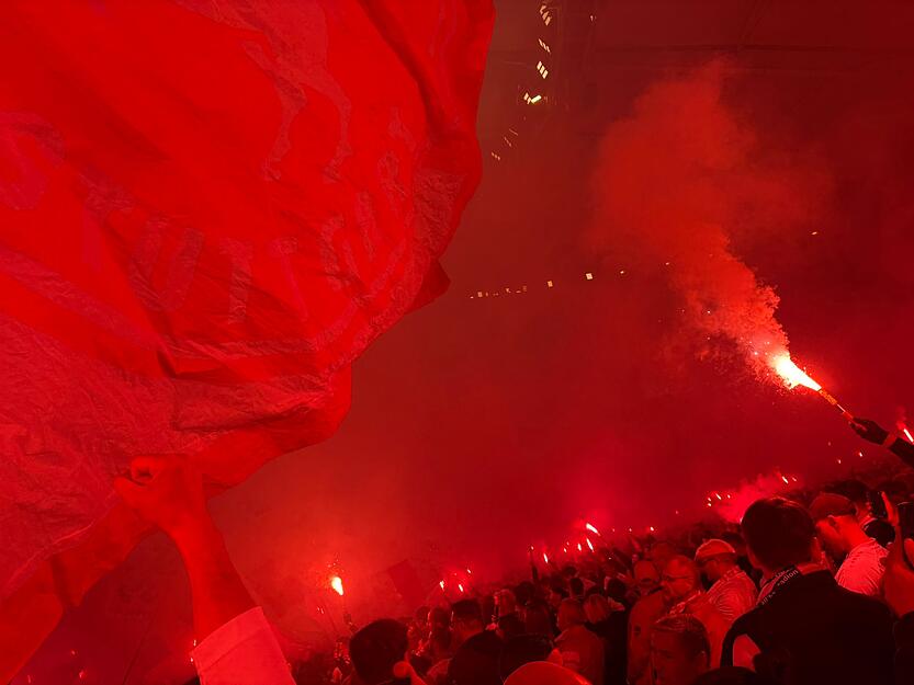 Die Fans des VfB Stuttgart brannte vor Anpfiff Pyro ab und sorgten damit f&uuml;r einen versp&auml;teten Anpfiff.