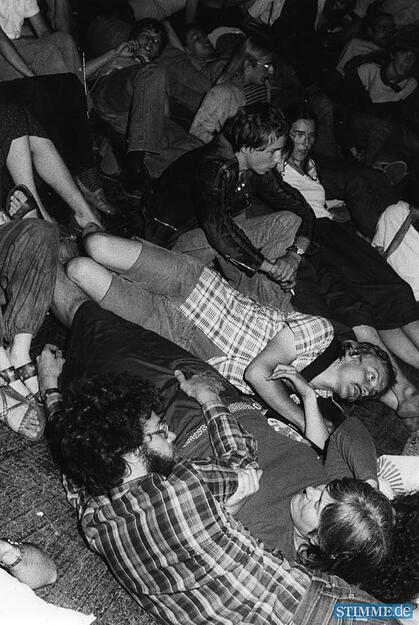 Nachts um 23 Uhr warten vor der Neckarwestheimer Reblandhalle Atomkraftgegner sitzend und liegend auf das Ende der Informationsveranstaltung der Landesregierung. HSt-Archiv/Nupnau