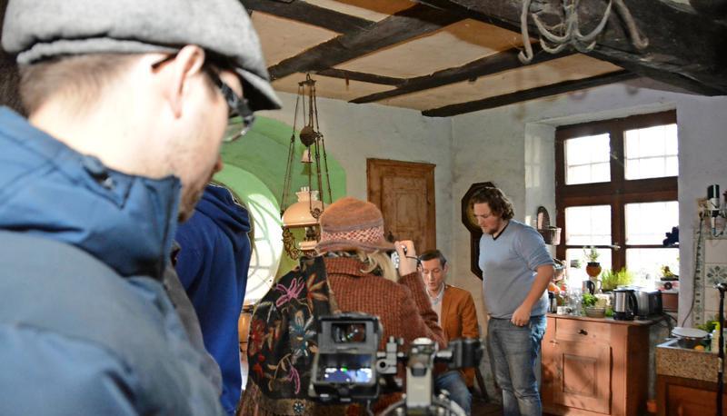 Regisseur Florian Erker und Hauptdarsteller Christian Birko-Flemming (von rechts) beim Dreh in der Eppinger Rau&szlig;m&uuml;hle.

Foto: Archiv/Plapp-Schirmer