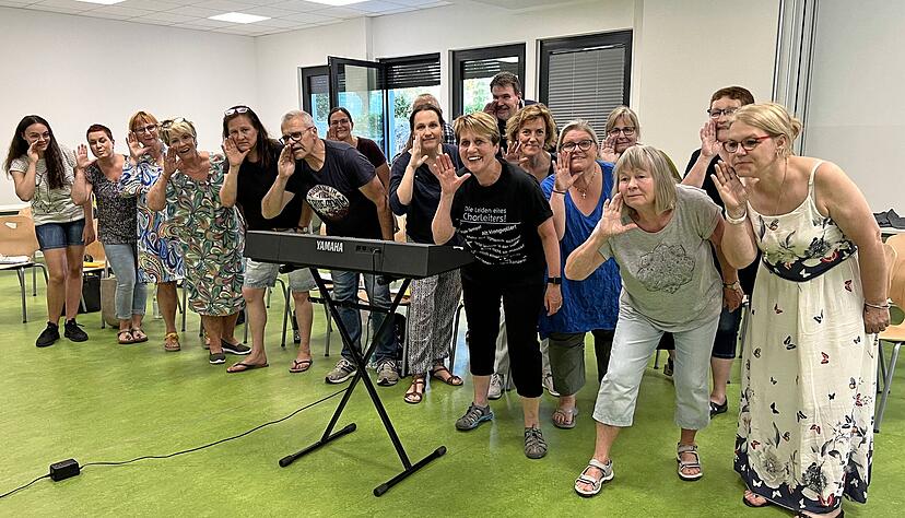 Typisch Young Voices mit Dirigentin Andrea Luz (Mitte): Bei den Konzerten des Gemminger Chors ist immer viel Bewegung mit im Spiel.
Foto: Ulrike Plapp-Schirmer Typisch Young Voices mit Dirigentin Andrea Luz (Mitte): Bei den Konzerten des Gemminger Chors ist immer viel Bewegung mit im Spiel.
Foto: Ulrike Plapp-Schirmer