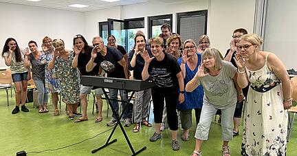 Typisch Young Voices mit Dirigentin Andrea Luz (Mitte): Bei den Konzerten des Gemminger Chors ist immer viel Bewegung mit im Spiel.
Foto: Ulrike Plapp-Schirmer Typisch Young Voices mit Dirigentin Andrea Luz (Mitte): Bei den Konzerten des Gemminger Chors ist immer viel Bewegung mit im Spiel.
Foto: Ulrike Plapp-Schirmer