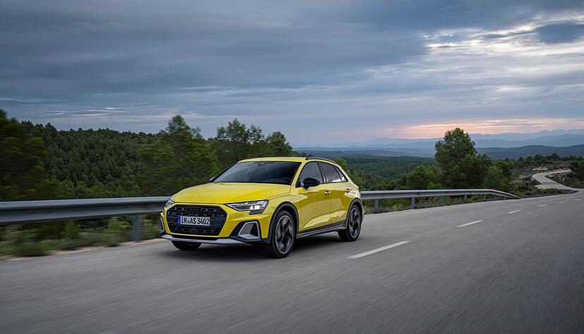 Zu erkennen ist der überarbeitete A3 von außen an einer anderen Frontschürze und an einem neuen Tagfahrlicht, das vom Fahrer individuell programmiert werden kann.