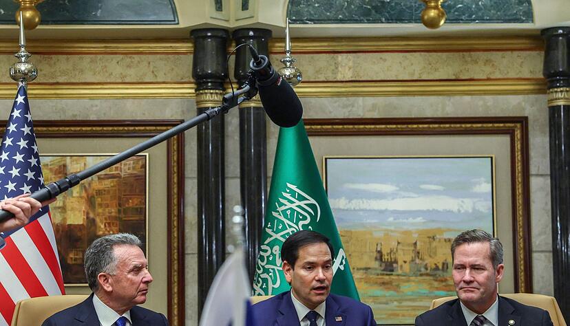 US-Au&szlig;enminister Marco Rubio (M), der nationale Sicherheitsberater Mike Waltz (r) und der US-Nahostbeauftragte Steve Witkoff in Riad.
