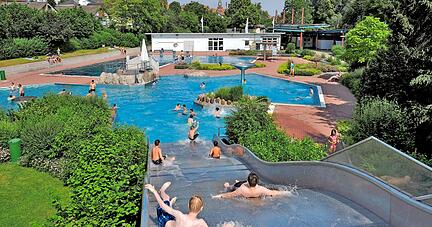 Das Güglinger Freibad ist seit Donnerstag in die Badesaison gestartet. Es gelten vorläufig Testpflicht, Impf- oder Genesungsnachweis sowie Hygieneregeln.
Foto: Archiv/Mugler