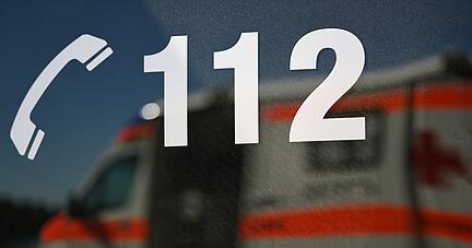 Ein Mann kam mit schweren Verletzungen in ein Krankenhaus. (Symbolbild)