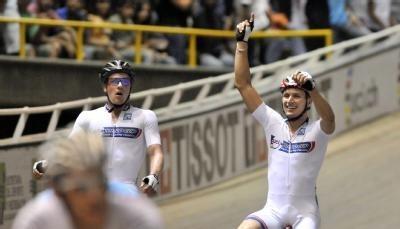 Marcel Barth (l) und Erik Mohs freuen sich &uuml;ber den Sieg im Madison.