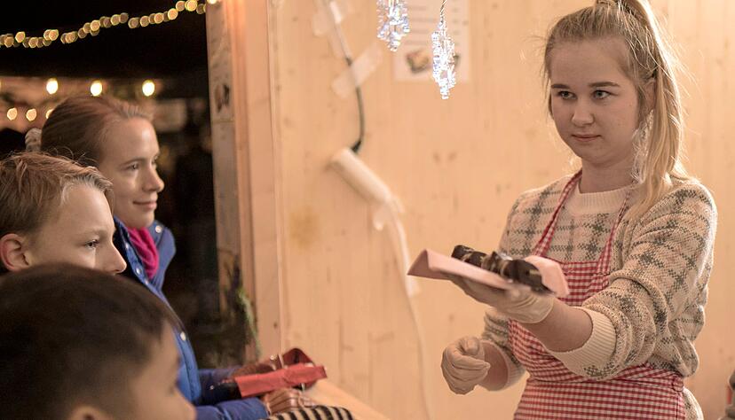 Sarah Volkert versorgt am Stand der neunten Klasse die Besucher des ersten Weihnachtsmarkts an der Georg-Fahrbach-Schule mit selbstgemachten Crêpes und andere Leckereien.
Fotos: Andreas Scholz