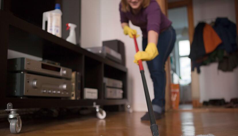 Beim Wischen von Parkettb&ouml;den sollte der Lappen nur nebelfeucht sein.