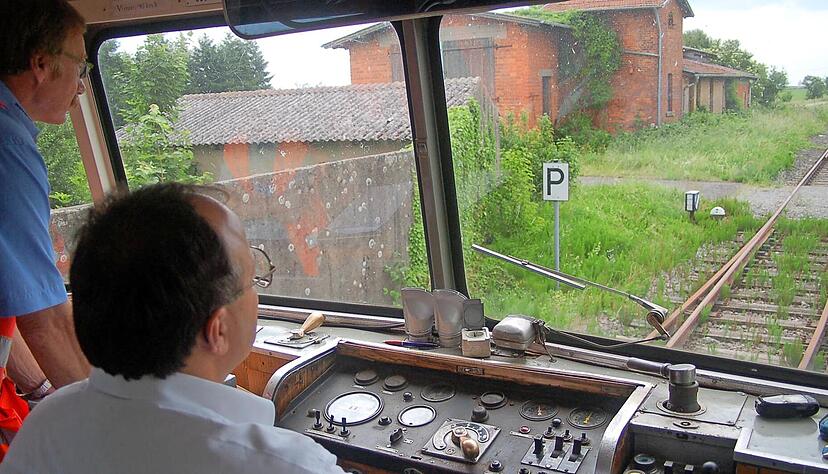 Die Krebsbachtalbahn, hier in H&uuml;ffenhardt, k&ouml;nnte durch ein wenige Kilometer langes Gleisst&uuml;ck ans Heilbronner Stadtbahnnetz angeschlossen werden.
Foto: Archiv