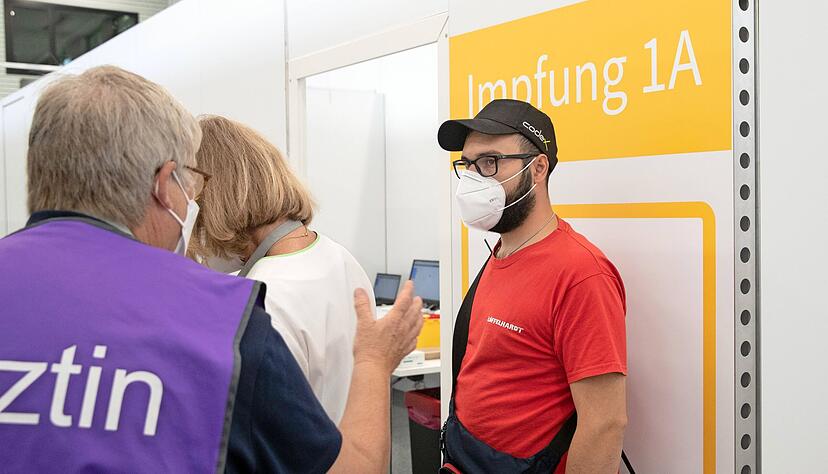 Massimiliano Licciardello bereitet sich auf seine Impfung vor. Er hat sich die 100.000. Impfung im KIZ in Horkheim abgeholt. Dennoch liegt die Impfquote in der Stadt Heilbronn unter dem Landesdurchschnitt. Foto: Andreas Veigel