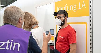 Massimiliano Licciardello bereitet sich auf seine Impfung vor. Er hat sich die 100.000. Impfung im KIZ in Horkheim abgeholt. Dennoch liegt die Impfquote in der Stadt Heilbronn unter dem Landesdurchschnitt. Foto: Andreas Veigel