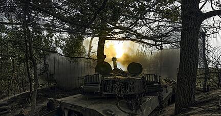 Ein ukrainisches selbstfahrendes Artilleriesystem feuert auf russische Stellungen an der Frontlinie nahe Bachmut.