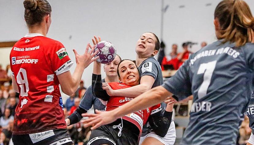 Elena Fabritz (am Ball) und die SG Schozach-Bottwartal stehen unter Zugzwang. Nach der Niederlange in Mainz braucht es gegen Schwerin einen Sieg. Elena Fabritz (am Ball) und die SG Schozach-Bottwartal stehen unter Zugzwang. Nach der Niederlange in Mainz braucht es gegen Schwerin einen Sieg.