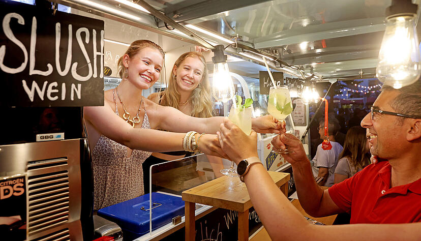 Erstmals gibt es im Weindorf auch Cocktails: von Genoveva (links) und Rose Haag in im"Rollenden Robert" ihres Vaters Mathias Haag und an der Piraten-Bar.