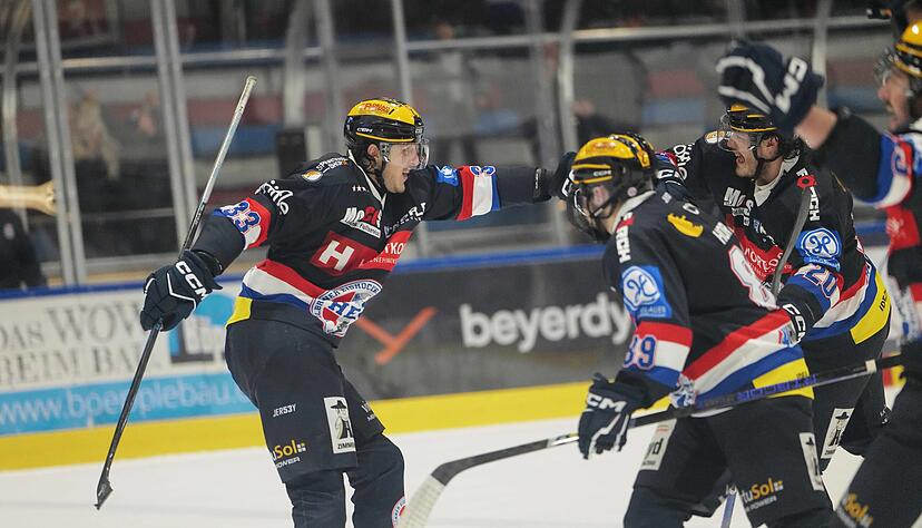 Marco Haas (links), Torsch&uuml;tze des 3:3 und des entscheidenden Penaltys  jubelt mit dem Team.