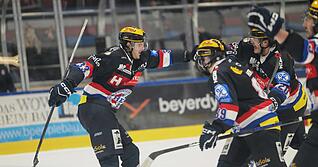 Marco Haas (links), Torsch&uuml;tze des 3:3 und des entscheidenden Penaltys  jubelt mit dem Team.