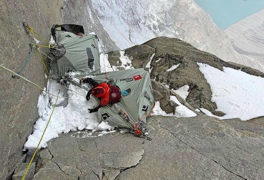 In einer Wand gibt es viel zu tun, dazu geh&ouml;rt, das viele Material hinaufzubringen, zu kochen oder die Camps aufzubauen &ndash; &bdquo;eine total &auml;tzende und schwere Arbeit&ldquo;, sagt Amelie K&uuml;hne &uuml;ber die anspruchsvolle Bigwall-Route, die mehr als zw&ouml;lf Tage gedauert hat.