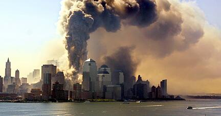 Das Archivbild vom 11.09.2001 zeigt die Südspitze von Manhatten mit den einstürzenden Türmen des World Trade Centers in New York, in die Terroristen zuvor Verkehrsflugzeuge gelenkt hatten. Bei den Anschlägen kamen fast 3000 Menschen ums Leben.  Foto: dpa