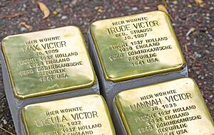 Die Gedenktafeln aus Messing erinnern an die Opfer des Nationalsozialismus. Die Gedenktafeln aus Messing erinnern an die Opfer des Nationalsozialismus.