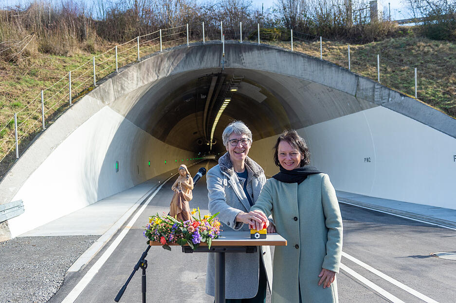 Regierungspräsidentin Susanne Bay (rechts) und Staatssekretärin Elke Zimmer vom Landesverkehrsministerium drückten gemeinsamen auf einen roten Knopf – und wenige Augenblicke später ging hinter ihnen im 676 Meter langen Schemelsbergtunnel das Licht an. Regierungspräsidentin Susanne Bay (rechts) und Staatssekretärin Elke Zimmer vom Landesverkehrsministerium drückten gemeinsamen auf einen roten Knopf – und wenige Augenblicke später ging hinter ihnen im 676 Meter langen Schemelsbergtunnel das Licht an.