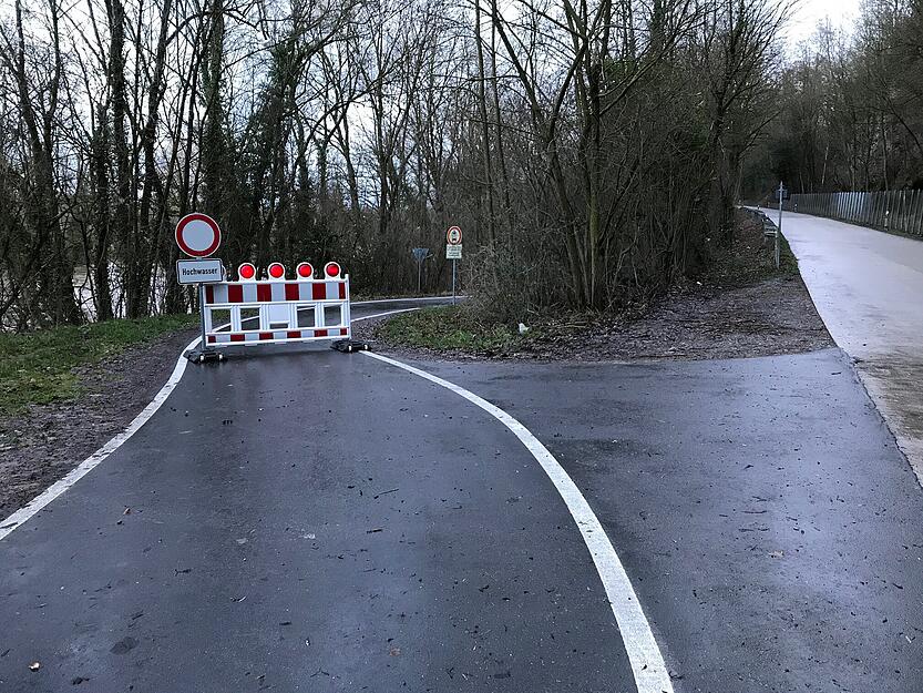 Der Neckartalradweg ist offiziell zwischen Kirchheim und Lauffen sowie von Lauffen aus Richtung Heilbronn (Foto) noch wegen Hochwasser gesperrt. Das Wasser ist am Dienstagmorgen aber zur&uuml;ckgegangen, die Wege sind nicht mehr &uuml;berflutet.