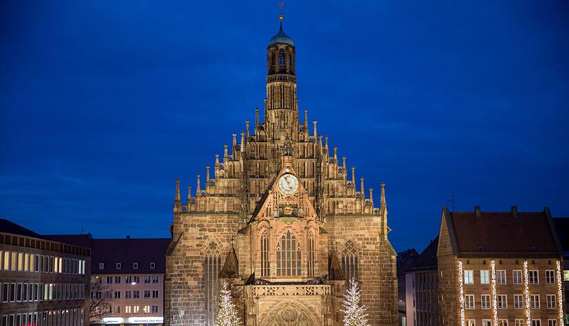 In der Vorweihnachtszeit wird die Nürnberger Frauenkirche zum Zentrum des weltberühmten Christkindlesmarkts. Doch das ganze Jahr über zählt sie zu den beliebtesten Sehenswürdigkeiten der Stadt. In der Vorweihnachtszeit wird die Nürnberger Frauenkirche zum Zentrum des weltberühmten Christkindlesmarkts. Doch das ganze Jahr über zählt sie zu den beliebtesten Sehenswürdigkeiten der Stadt.