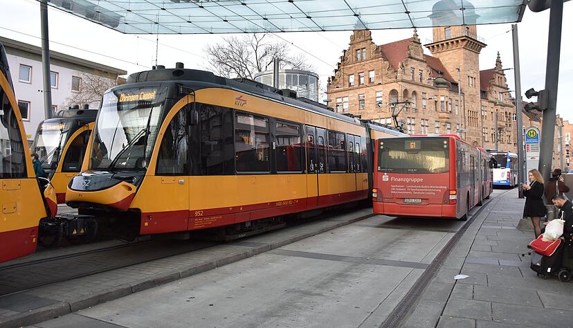 Stadtbahn und Busse am Heilbronner Hauptbahnhof:  Ab Mittwoch drohen Einschränkungen auf der Schiene.