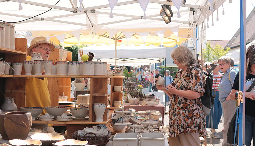 57 Keramiker verkaufen dieses Jahr auf dem Sindringer T&ouml;pfermarkt ihre Waren. Das sind weniger als &uuml;blich &minus; zwei Baustellen in der Stadt belegen Standpl&auml;tze.