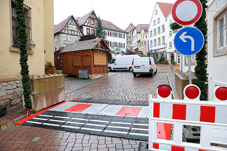 Zwischen Kopfsteinpflaster und Fachwerk entsteht ein traditioneller Weihnachtsmarkt.