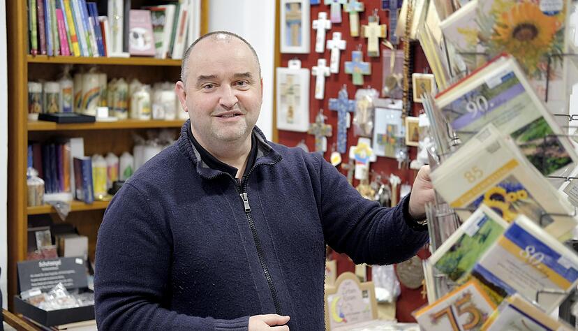 Markus Blüm stellt mit Liebe das Sortiment seines Ladens zusammen. Dabei hat er auch ein offenes Ohr für die Sorgen seiner Kunden.
Foto: Dennis Mugler Markus Blüm stellt mit Liebe das Sortiment seines Ladens zusammen. Dabei hat er auch ein offenes Ohr für die Sorgen seiner Kunden.
Foto: Dennis Mugler