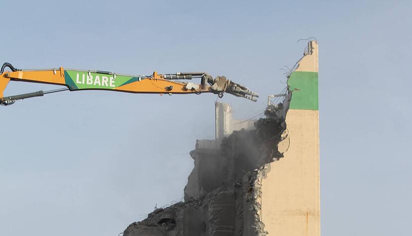 Wie ein Dinosaurier, der zubeißt: Mit dem 35 Meter langen Arm eines Riesenbaggers wurde der BAG-Turm in Kochersteinsfeld Stück für Stück abgerissen.
Foto: Agentur Kochertal Wie ein Dinosaurier, der zubeißt: Mit dem 35 Meter langen Arm eines Riesenbaggers wurde der BAG-Turm in Kochersteinsfeld Stück für Stück abgerissen.
Foto: Agentur Kochertal