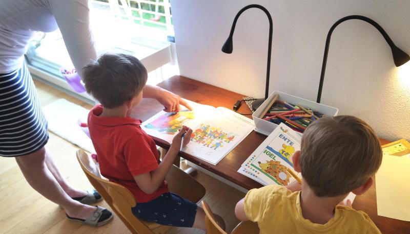 Während der Schulschließungen im Frühjahr waren es überwiegend Mütter, die neben ihrer beruflichen Arbeit den Heimunterricht geschultert haben. Foto: dpa