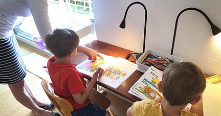 Während der Schulschließungen im Frühjahr waren es überwiegend Mütter, die neben ihrer beruflichen Arbeit den Heimunterricht geschultert haben.