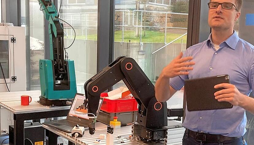 Fabian Ballier erl&auml;uterte den Teilnehmern des KI-Events, wie K&uuml;nstliche Intelligenz im CoLab von Schunk eingesetzt wird.
Foto: J&uuml;rgen Paul