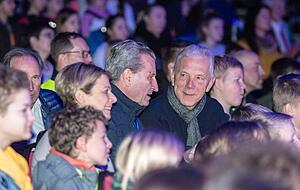 Gut gelaunt unter den Kindern: Sozialb&uuml;rgermeisterin Agnes Christner (v. links), der Schirmherr des Zirkus, EU-Kommissar G&uuml;nther Oettinger, und OB Harry Mergel.