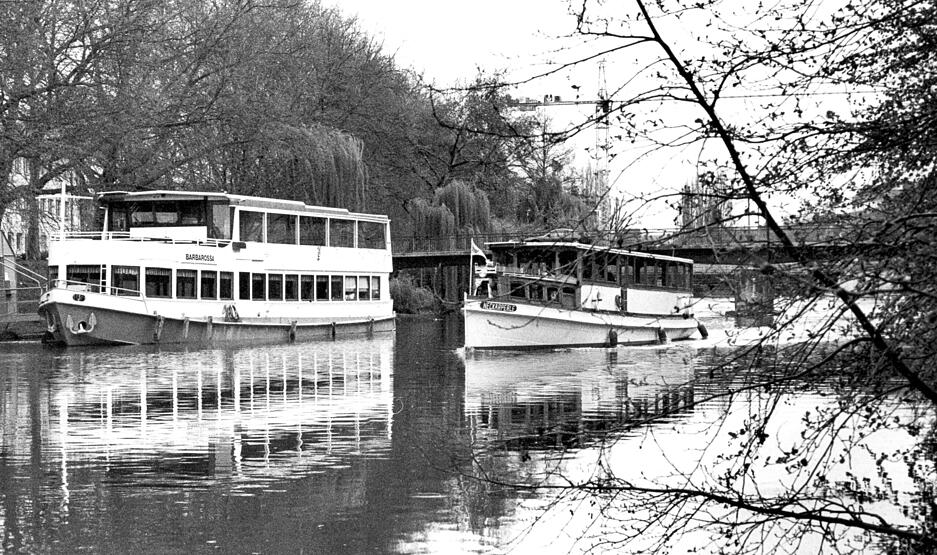 1995: Das Ausflugschiff Barbarossa liegt an der Heilbronner Anlegestelle Badstraße,  die Neckarperle nimmt ihre Fahrt in Richtung Wertwiesenpark auf.