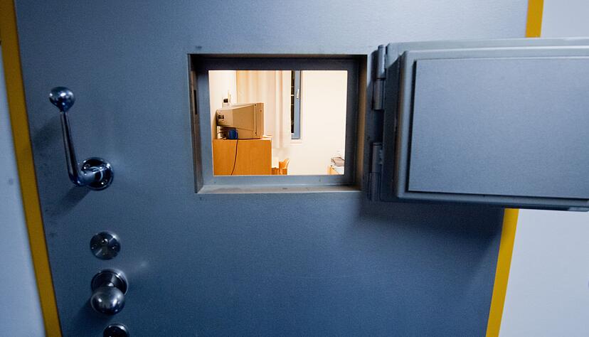 Der Mann soll ein Teppichmesser aus einem offenstehenden Schrank gegriffen haben.(Illustration) Der Mann soll ein Teppichmesser aus einem offenstehenden Schrank gegriffen haben.(Illustration)