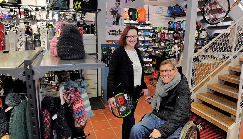 Uli Eim&uuml;llner mit seiner Tochter Tina H&auml;ffner im Sportgesch&auml;ft.
