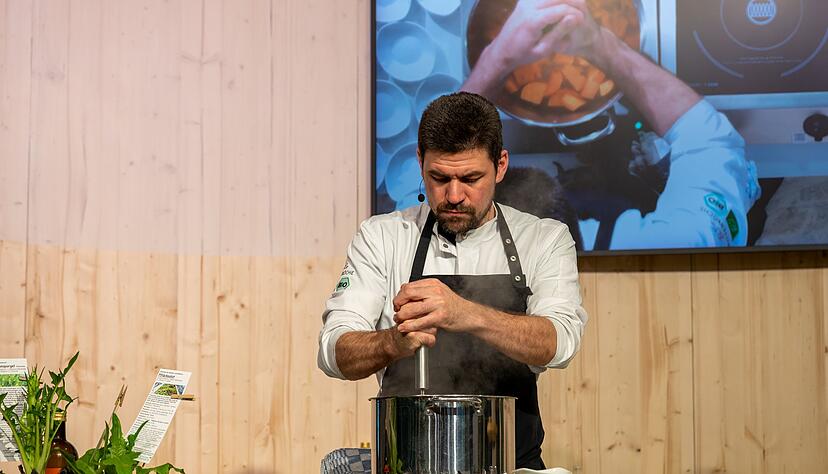 Sebastian Junge ist als Bio-Koch f&uuml;r Show-Kochen-Auftritte gefragt, etwa auf der Gr&uuml;nen Woche.