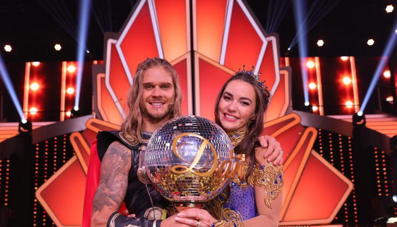 R&uacute;rik G&iacute;slason und Renata Lusin mit dem Tanz-Pokal nach ihrem Sieg.